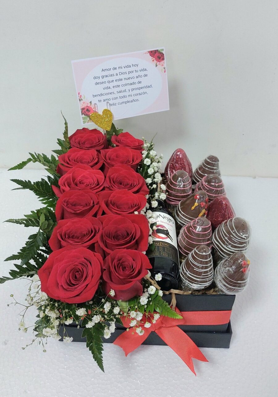 Fresas en Caja Cuadrada con Mini Gato Negro