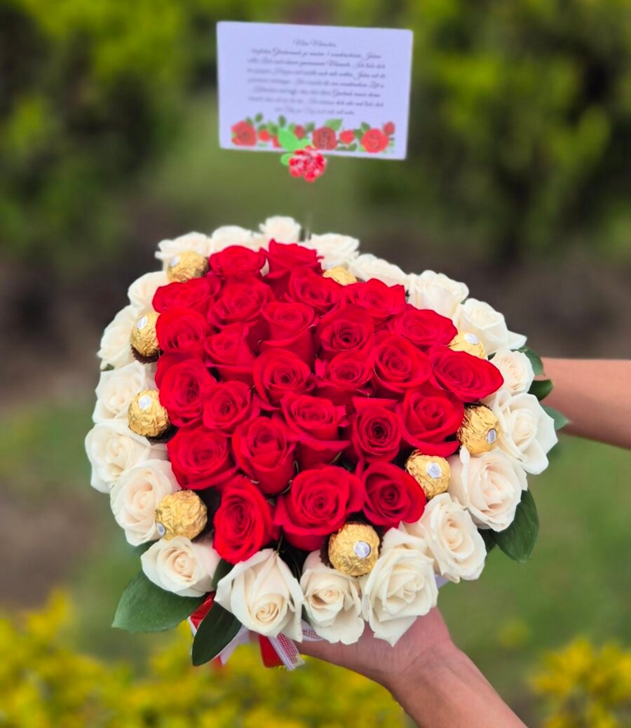 Corazón 36 Rosas y Ferrero