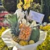 Orquidea phalenopsis con fruta.