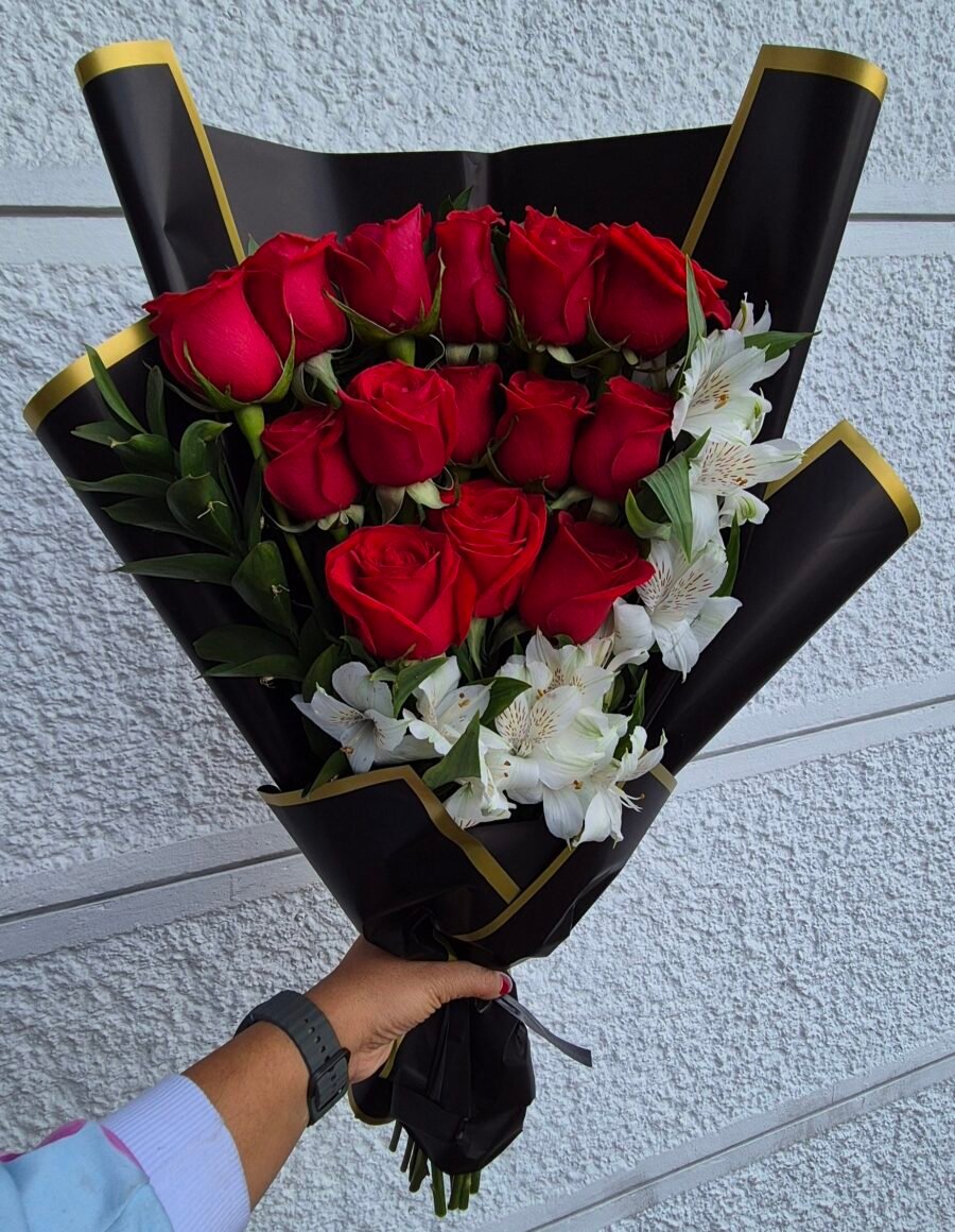 Bouquet 12 rosas con astromelias