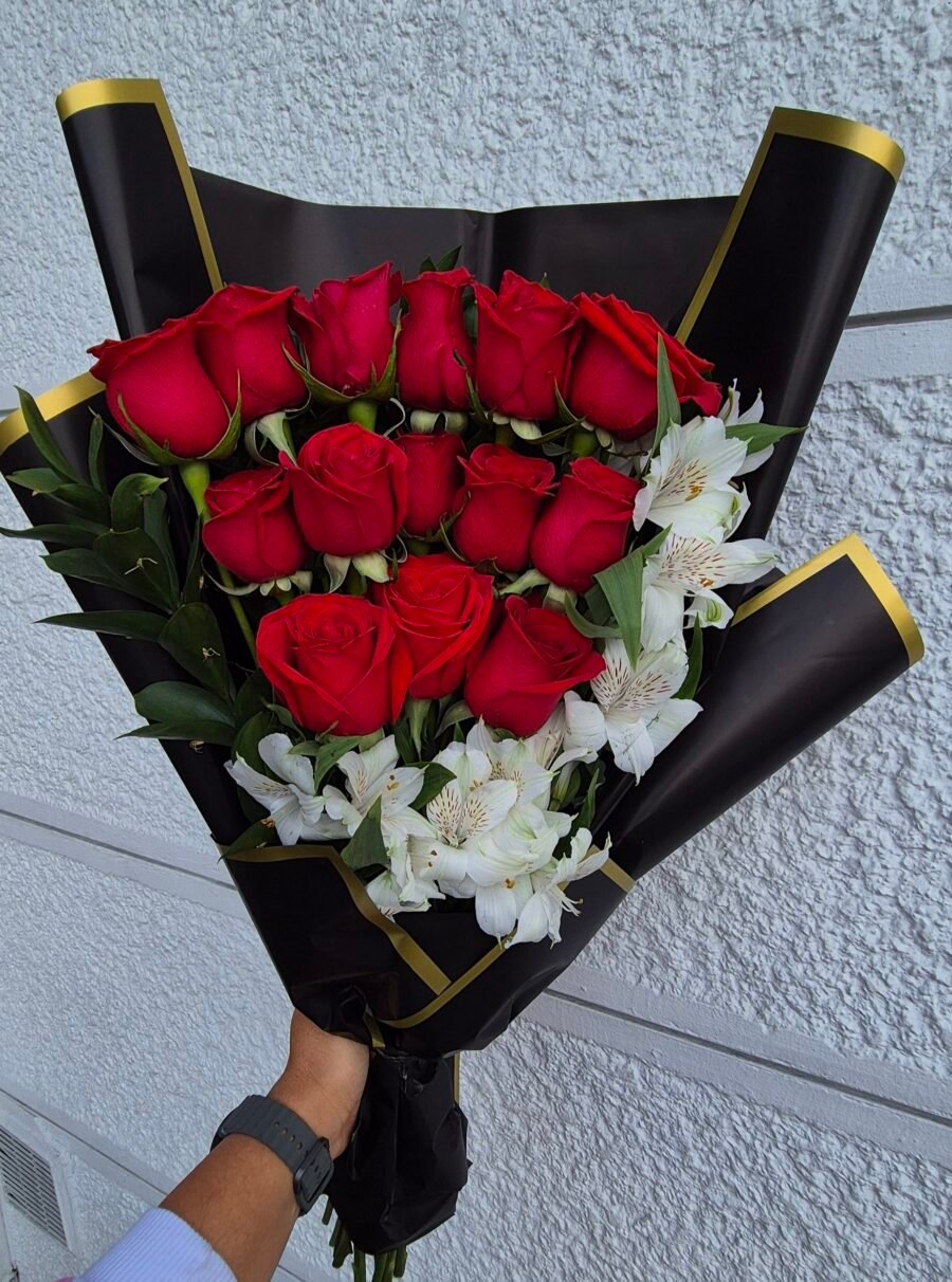 Bouquet 12 rosas con astromelias