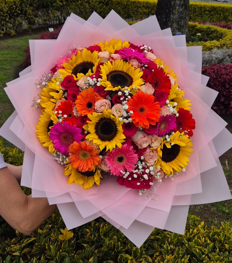 Bouquet buchon girasoles, gerberas y rosas.