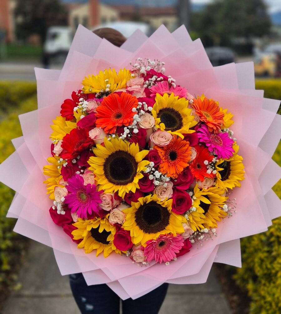 Bouquet buchon girasoles, gerberas y rosas.