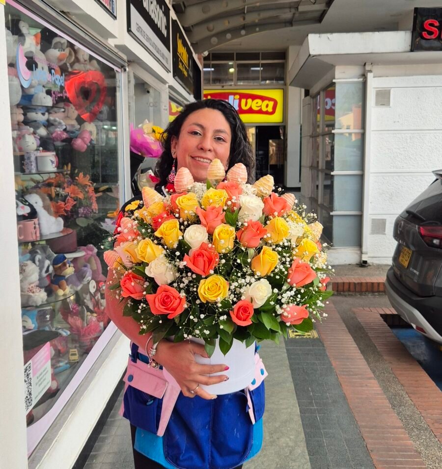 2026/09/1000728035.jpg Arreglo 75 Rosas y 10 fresas