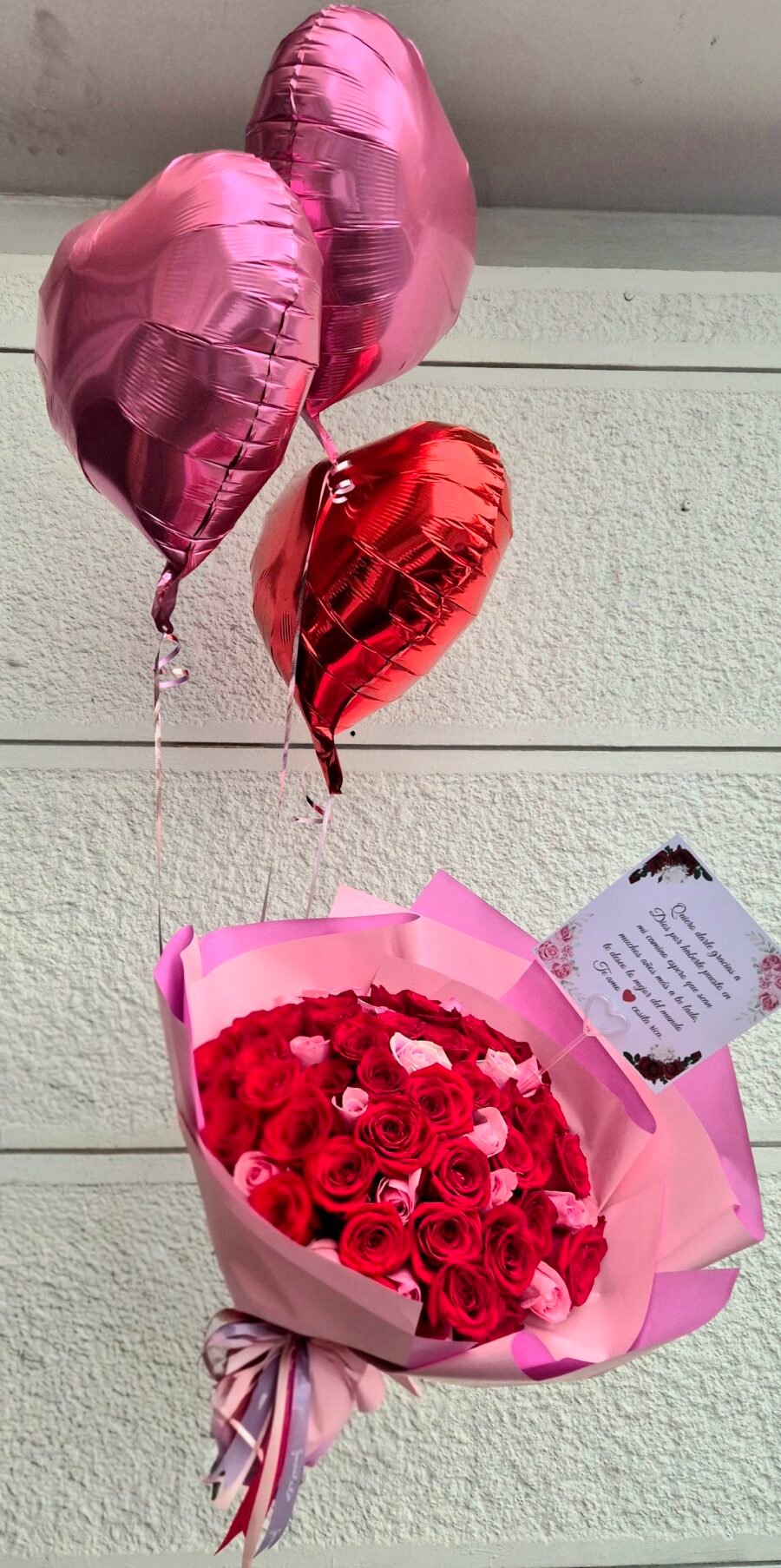 2026/09/1001466630-scaled.jpg Bouquet 75 rosas rojas y rosadas 3 globos en helio 18"