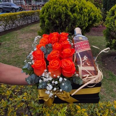 2026/09/1001503841.jpg Caja cuadrada 15 rosas con licor.