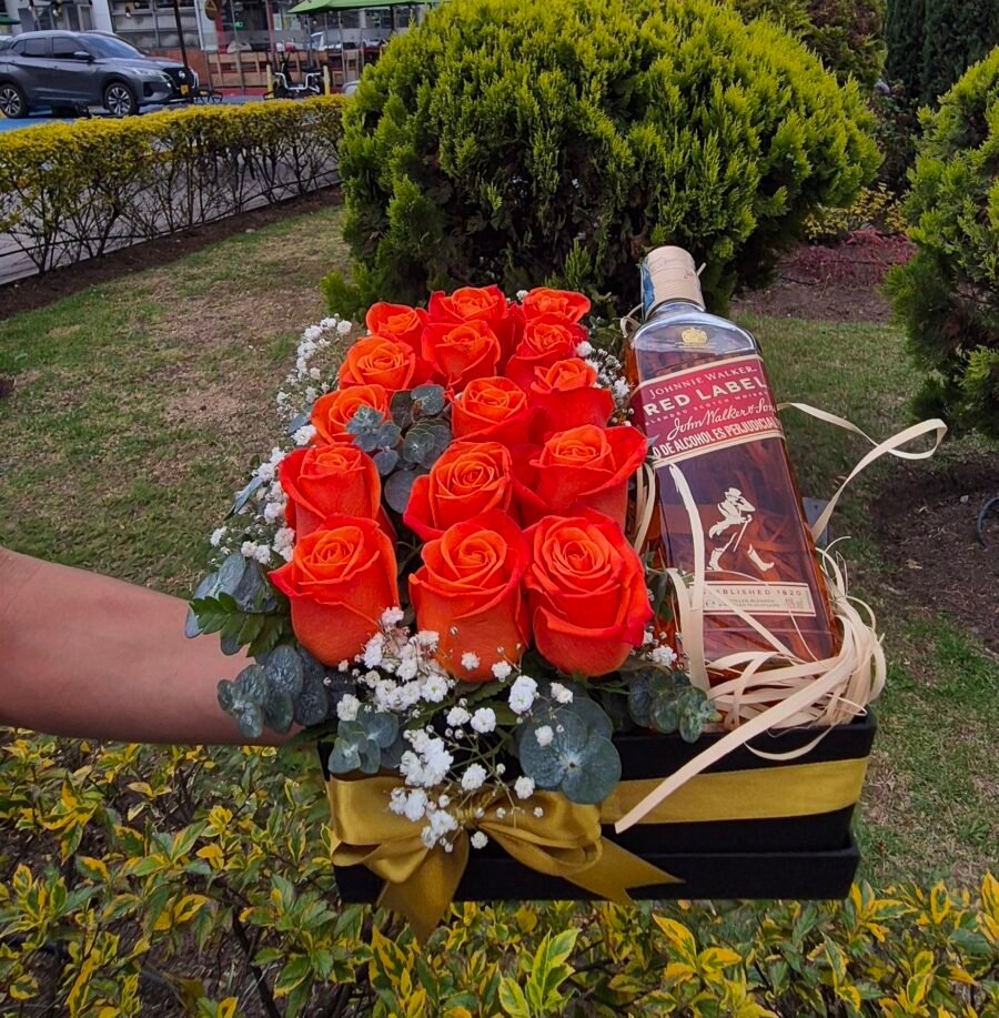 2026/09/1001503841.jpg Caja cuadrada 15 rosas con licor.