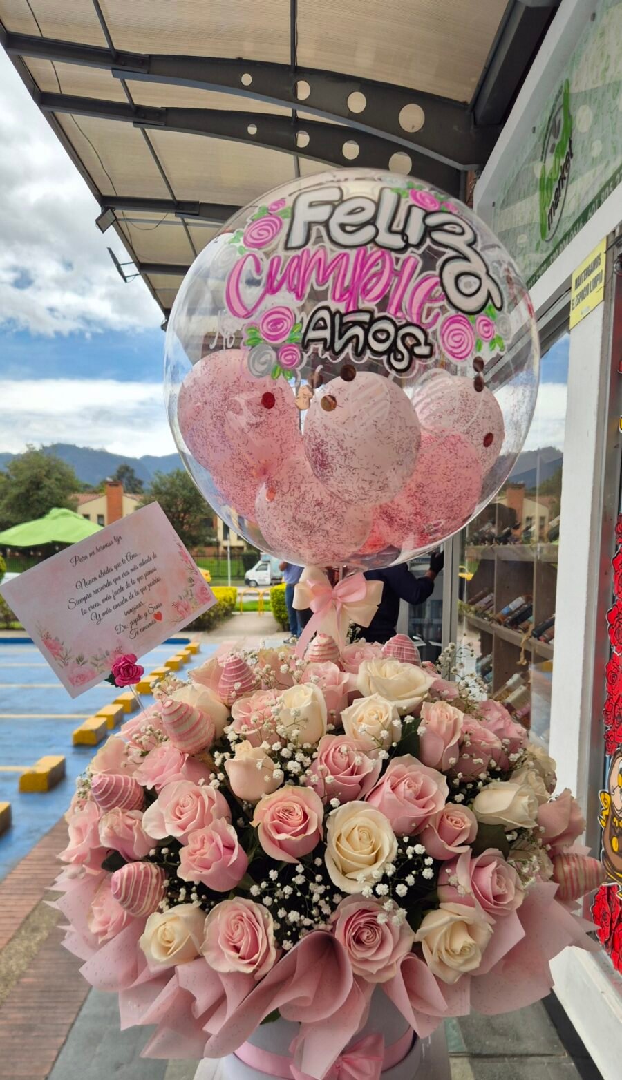75 Rosas, 10 fresas, globo burbuja